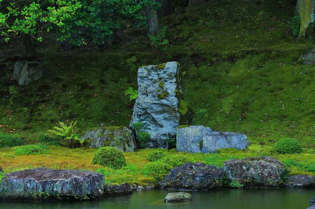 現在は醍醐寺三宝院庭園にある「藤戸石」