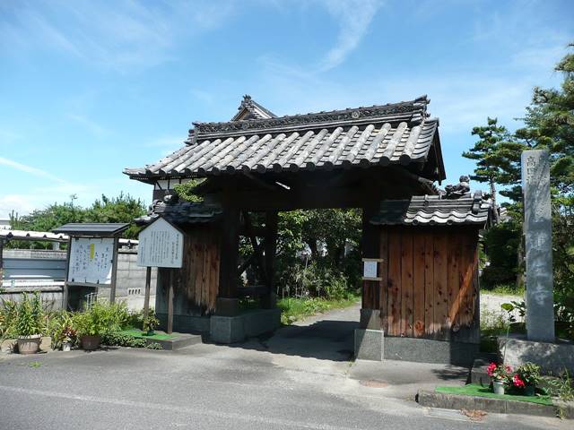 蓮生寺（長島町）に移築された長島城の大手門