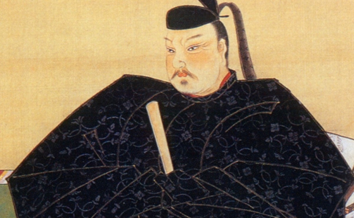 豊臣秀長の肖像画｜大和大納言として豊臣政権を支えた秀吉の弟を描いた作品。黒地に文様の直衣をまとい、扇を持つ穏やかな表情の武将像。