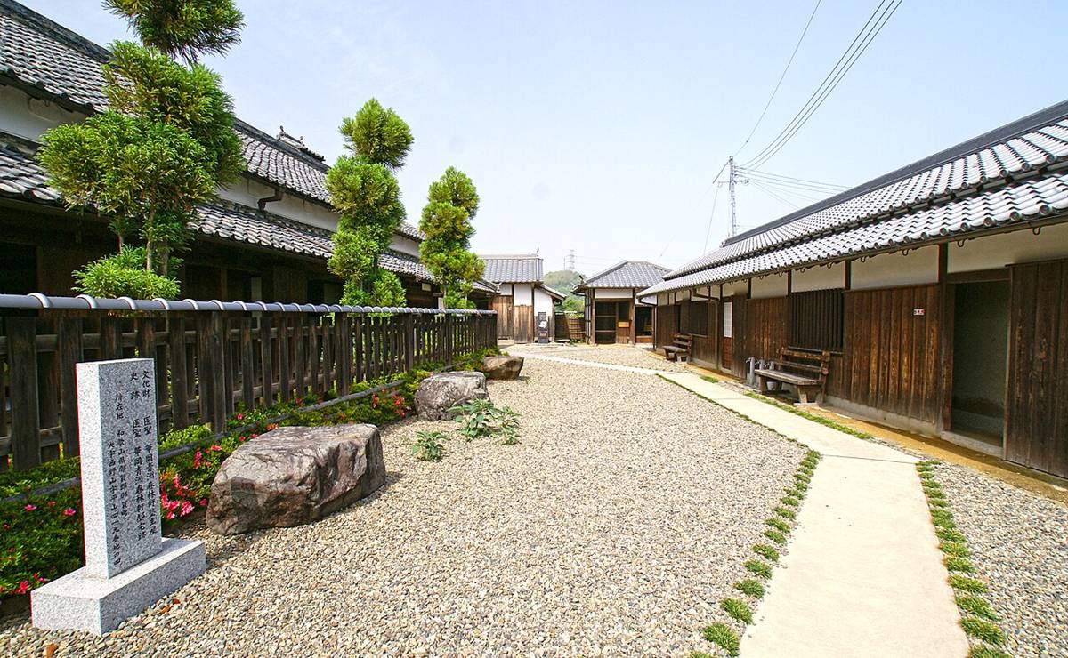 春林軒の主屋（左）と南長屋（右）